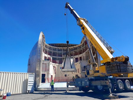 Extraction of the last piece of the base of the telescope.