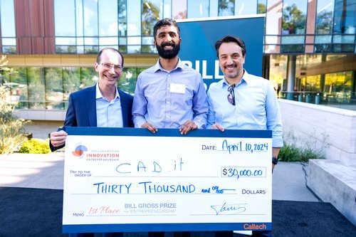 Aditya Shedge (center) poses with Bill Gross (left) and Fred Farina (right), Caltech&#x27;s Chief Innovation and Corporate Partnerships Officer