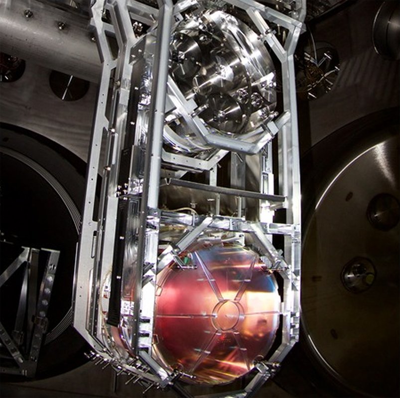 A giant mirror at heart of LIGO