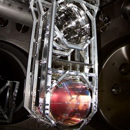 A giant mirror at heart of LIGO