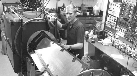 John Clauser in 1976 standing with his second quantum entanglement experiment at UC Berkeley